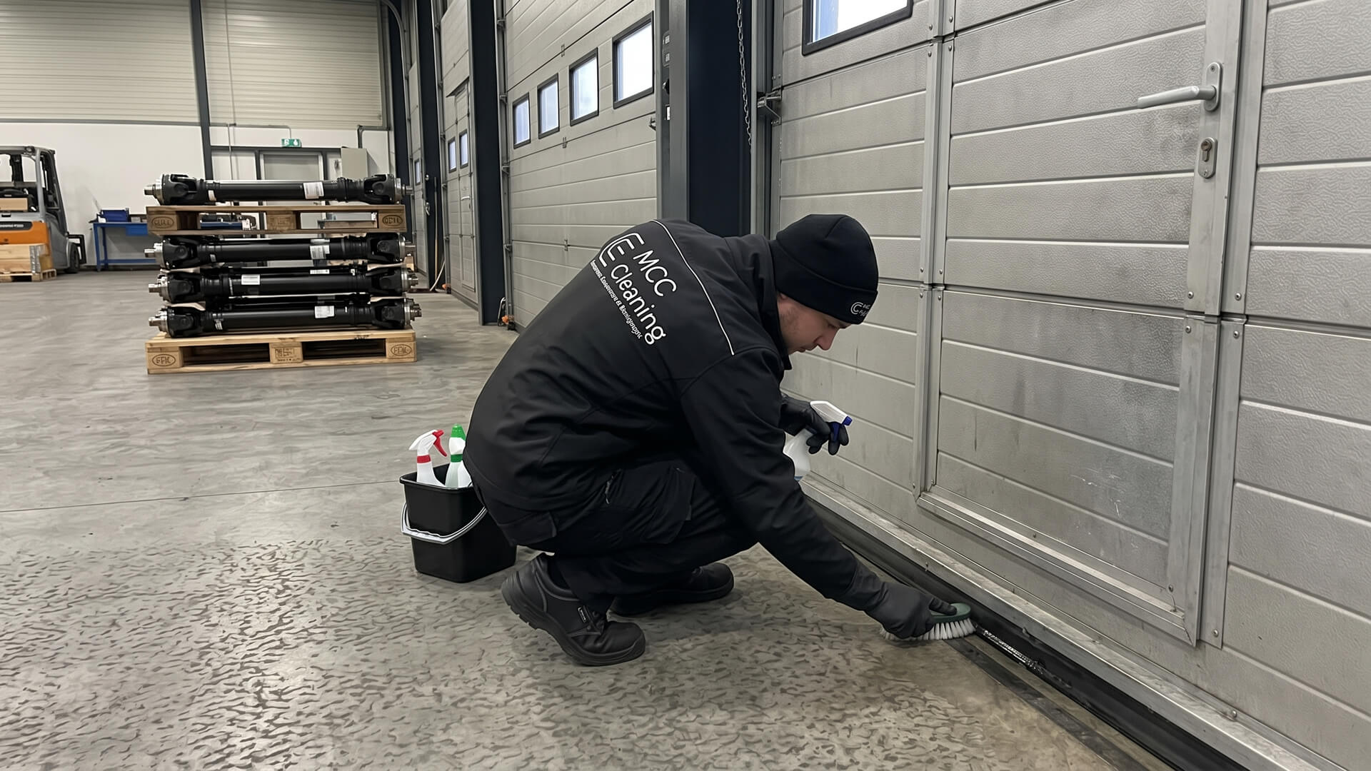 Opgehoopt vuil bij vloeren, naden en plinten wordt zorgvuldig gecleaned.